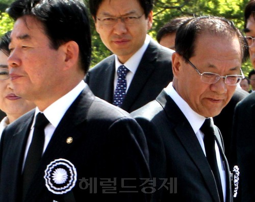 새누리당 황우여(오른쪽),민주통합당 김진표 원내대표가 30일 오전 국회에서 열린 고 선경식 국회의원 국회장에 참석하고 있다.<br />박현구 기자/phko@heraldm.com 120430
새누리당 황우여(오른쪽),민주통합당 김진표 원내대표가 30일 오전 국회에서 열린 고 선경식 국회의원 국회장에 참석하고 있다.
박현구 기자/phko@heraldm.com 120430
평소 친분이 두텁기로 소문난 황우여(새누리당·오른쪽)ㆍ김진표(민주통합당) 원내대표가 30일 오전 국회에서 열린 고 선경식 의원 국회장에서 등을 돌렸다. 두 원내대표는 국회선진화법 처리와 관련한 이견 때문에 ‘끝까지 일하지 않는 18대 국회’라는 비판에 직면해 있다.  박현구 기자/phko@