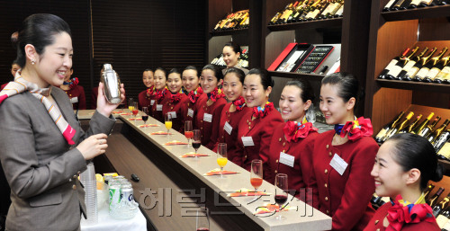 아시아나는 30일 오전 서울 강서구 오쇠동 아시아나항공 교육훈련동에서 중국 하얼빈 항공학교 학생들에게 선진 항공서비스 위탁교육시키고 있다.<br />김명섭 기자 msiron@
아시아나는 30일 오전 서울 강서구 오쇠동 아시아나항공 교육훈련동에서 중국 하얼빈 항공학교 학생들에게 선진 항공서비스 위탁교육시키고 있다.
김명섭 기자 msiron@