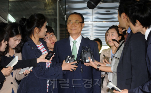 30일 오전 파이시티 인허가 청탁과 함께 수억원을 받은 혐의로 사전구속영장이 청구된 최시중(75) 전 방송통신위원장의 영장실질심사가 서울중앙지법에서 열렸다. 최시중위원장이 영장실질심사를 받기위해 지법으로 들어가고 있다. 이상섭 기자. babtong@heraldm.com 2012.04.30
30일 오전 파이시티 인허가 청탁과 함께 수억원을 받은 혐의로 사전구속영장이 청구된 최시중(75) 전 방송통신위원장의 영장실질심사가 서울중앙지법에서 열렸다. 최시중위원장이 영장실질심사를 받기위해 지법으로 들어가고 있다. 이상섭 기자. babtong@heraldm.com 2012.04.30
30일 오전 나눠먹을 수 있던 ‘파이’가 큰 ‘파이시티’ 인ㆍ허가 청탁과 관련해 수억원을 받은 혐의로 사전구속영장이 청구된 최시중(75) 전 방송통신위원장이 영장실질심사를 받기 위해 서울중앙지법에 들어서고 있다.  이상섭 기자/babtong@heraldm.com