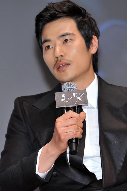 김강우(탤런트, 영화배우)
배우 김강우가 작품 속 등장하는 노출신으로 겪은 고충을 밝혔다.