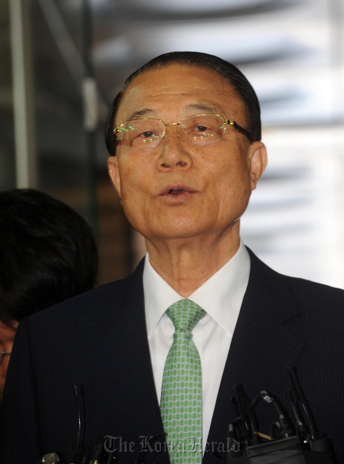 30일 오전 파이시티 인허가 청탁과 함께 수억원을 받은 혐의로 사전구속영장이 청구된 최시중(75) 전 방송통신위원장의 영장실질심사가 서울중앙지법에서 열렸다. 최시중위원장이 영장실질심사를 받기위해 지법으로 들어가고 있다. 이상섭 기자. babtong@heraldm.com 2012.04.30
