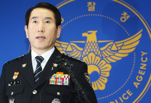 Korean National Police Agency commissioner general Cho Hyun-o apologizes for the police response in the Suwon murder case at a press conference in Seoul in April.  Yonhap News