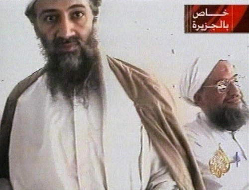 <YONHAP PHOTO-1034> FILE - This undated image taken from video released by Qatar's Al-Jazeera televison broadcast Oct. 5, 2001, purports to show al-Qaida leader Osama bin Laden, left, and his top lieutenant, Egyptian Ayman al-Zawahiri. U.S. attempts to deliver a ?knockout punch? to al-Qaida has been hamstrung by a breakdown in relations between the U.S. and Pakistan over the raid to get bin Laden. Now Al-Qaida leader Al-Zawahri is thought to be hiding in the Pakistani mountains. (AP Photo/Courtesy of Al-Jazeera via APTN)/2012-04-29 22:05:52/ <저작권자 ⓒ 1980-2012 ㈜연합뉴스. 무단 전재 재배포 금지.>
This undated image shows al-Qaida leader Osama bin Laden (left) and his top lieutenant, Egyptian Ayman al-Zawahiri.  AP-Yonhap News