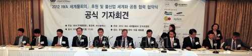 30일 프레스센터에서 열린 '2012 IWA 세계물회의' 후원및 물산업 세계화 공동협력 협약식.<br />정희조 기자/checho@heraldm.com 120430
Paul Reiter (second from right), executive director of the International Water Association, and Korean government officials and industry executives speak at a news conference on Monday in Seoul.  Chung Hee-cho/The Korea Herald