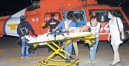 Ukrainian rider Yuri Agarkov is loaded onto a helicopter after a motorcycle crashed into the racer in Gumi, North Gyeongsang Province, during Stage 5 of the Tour de Korea. (Yonhap News)