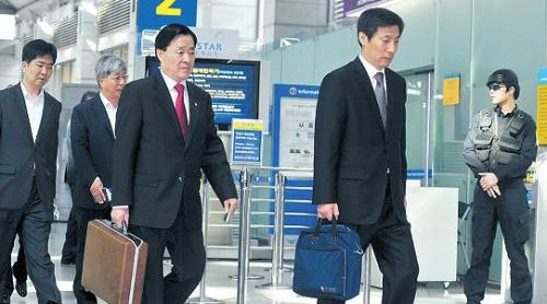 Delegation cheif Joo Yi-seok (second from right) and members leave for Washington through Incheon International Airport on Monday.
(Kim Myung-sub/ The Korea Herald)