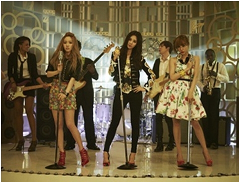 소녀시대-태티서(가수)
걸그룹 소녀시대의 유닛 태티서 ‘트윙클’이 미국 아이튠즈 전체 앨범 차트 4위에 오르는 기염을 토해냈다.