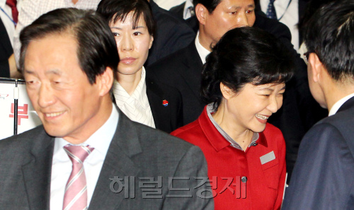30일 오후 서울 여의도 국회 헌정기념관에서 새누리당 19대 국회의원 당선자 '국민행복 실천 다짐대회'가 열리고 있다.박현구 기자phko@heraldm.com 2012.04.30
서로 얼굴보기도 민망할 만큼 공방을 주고받고 있는 새누리당 박근혜 비상대책위원장과 정몽준 전 대표가 지난달 30일 열린 19대 국회의원 당선자대회에서 엇갈려 지나가고 있다.  박현구 기자/phko@