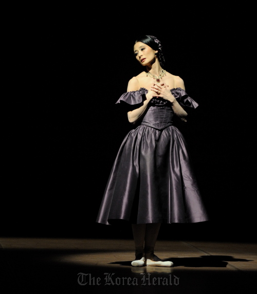 Ballerina Kang Sue-jin performs in “The Lady of the Camellias” Stuttgart Ballet
Ballerina Kang Sue-jin performs in “The Lady of the Camellias” Stuttgart Ballet