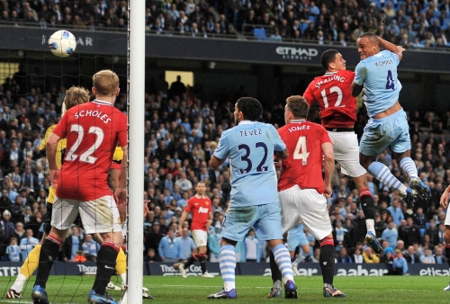 <YONHAP PHOTO-0326> Manchester City's Vincent Kompany, right, scores against Manchester United goal during the English Premier League match at the Etihad Stadium, Manchester, Monday April 30, 2012. (AP Photo/PA, Martin Rickett) UNITED KINGDOM OUT NO SALES NO ARCHIVE/2012-05-01 06:05:38/ <저작권자 ⓒ 1980-2012 ㈜연합뉴스. 무단 전재 재배포 금지.>
Manchester City’s Vincent Kompany (right) scores against Manchester United on Monday.
AP-Yonhap News