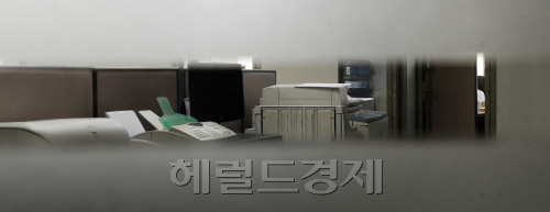 서울시 서초동에 위치한 파이시티 본사 스케치.<br />이상섭 기자. babtong@heraldm.com 2012.04.27
얼마나 더 파헤쳐야 실체가 드러날까. ‘파이시티’ 인허가 관련 비리 의혹으로 최시중 전 방송통신위원장이 전격 구속됐다. 박영준 전 지식경제부 차관 역시 위태롭다. 이명박 대통령 측근이라고 하는 사람은 모두 검찰에 소환돼 조사받고 있는 상황이다. 누구까지 검찰의 칼(刀)을 맞을까. 사진은 가려진 파이시티 본사 내부 모습이다.  이상섭 기자/babtong@heraldm.com