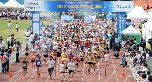 한국노동조합총연맹 주최 노동절 맞이 '2012 마라톤대회'가 1일 오전 서울 송파구 잠실동 잠실종합운동장 주경기장에서 열려 조합원들이 힘찬 출발을 하고 있다.<br />김명섭 기자 msiron@
한국노동조합총연맹 주최 노동절 맞이 ‘2012 마라톤대회’가 1일 오전 서울 송파구 잠실동 잠실종합 운동장 주경기장에서 열려 조합원들이 힘찬 출발을 하고 있다.  김명섭 기자/msiron@heraldm.com