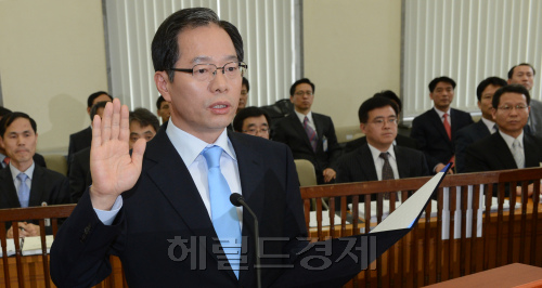 국회 행정안전위원회는 1일  김기용 경찰청장 후보자에 대한 인사청문회를 열어 선서하고 있다. 박현구 깆phko@heraldm.com 2012.05.01
국회 행정안전위원회는 1일  김기용 경찰청장 후보자에 대한 인사청문회를 열어 선서하고 있다. 박현구 깆phko@heraldm.com 2012.05.01
국회 행정안전위원회는 1일 김기용 경찰청장 후보자에 대한 인사청문회를 열고, 위장전입 의혹 등에 대해 집중 추궁했다. 김 후보자가 청문회에 앞서 선서를 하고 있다.  박현구 기자/phko@