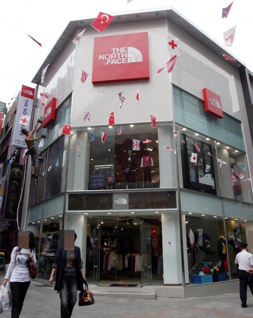 노스페이스 명동점
The North Face shop in Myeong-dong, central Seoul.       The Korea Herald