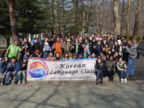 EL BRIEF 2 columns color
Mannam Korean language students enjoy a picnic at the end of the last course session.  Mannam