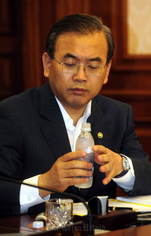 박영준 국무총리실 국무차장이  13일 오전 세종로 정부청사에서 열린 국무회의에 참석하고 있다. 박해묵 기자 mook@heraldm.com
Park Young-joon