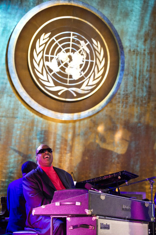 <YONHAP PHOTO-0718> Stevie Wonder performs during the International Jazz Day Concert held at the United Nations General Assembly Hall in New York, Monday, April 30, 2012. (AP Photo/Charles Sykes)/2012-05-01 13:46:55/ <저작권자 ⓒ 1980-2012 ㈜연합뉴스. 무단 전재 재배포 금지.>
Stevie Wonder performs during the International Jazz Day Concert at the United Nations General Assembly Hall in New York, Monday.  AP-Yonhap News