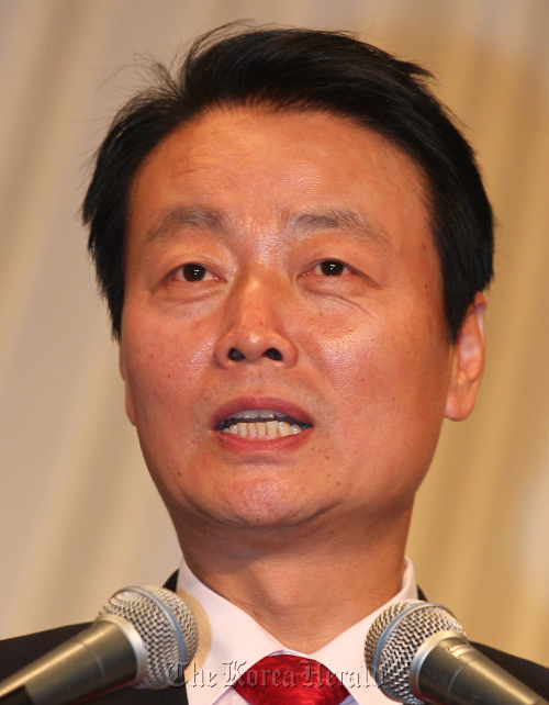 <YONHAP PHOTO-1540> 비전발표하는 한선교 <br />    (대구=연합뉴스) 김현태 기자 = 6일 대구 그랜드호텔에서 열린 한나라당 대표최고위원 및 최고위원 선출을 위한 후보자 대구, 경북 비전발표회에서 한선교 후보가 비전을 발표하고 있다. 2010.7.6<br />mtkht@yna.co.kr/2010-07-06 20:24:20/<br /><저작권자 ⓒ 1980-2010 ㈜연합뉴스. 무단 전재 재배포 금지.>
Han Sun-kyo