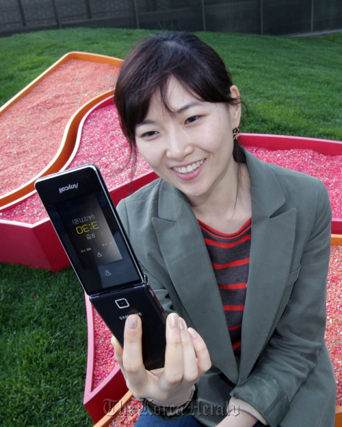The 3G feature phone Wise 2 by Samsung Electronics. SK Telecom