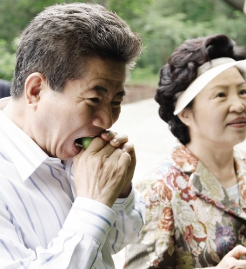 노무현(전 대통령)
고(故) 노무현 전 대통령 서거 3주기를 맞아 ‘무대 밖, 인간 노무현’의 진솔한 모습이 담긴 사진들이 공개돼 눈길을 끌고 있다.