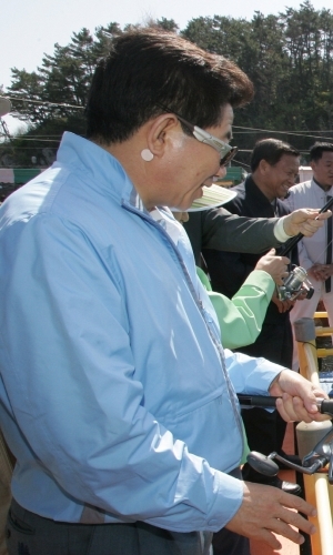 노무현(전 대통령)
고(故) 노무현 전 대통령 서거 3주기를 맞아 ‘무대 밖, 인간 노무현’의 진솔한 모습이 담긴 사진들이 공개돼 눈길을 끌고 있다.