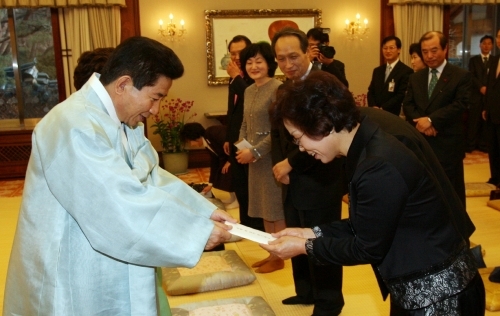 노무현(전 대통령)
고(故) 노무현 전 대통령 서거 3주기를 맞아 ‘무대 밖, 인간 노무현’의 진솔한 모습이 담긴 사진들이 공개돼 눈길을 끌고 있다.