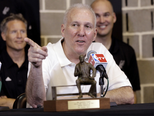 <YONHAP PHOTO-0130> San Antonio Spurs head basketball coach Gregg Popovich sits behind the Red Auerbach trophy during a news conference where he was named the NBA's Coach of the Year during a news conference at the team's basketball practice facility, Tuesday, May 1, 2012, in San Antonio. (AP Photo/Eric Gay)/2012-05-02 06:02:25/ <저작권자 ⓒ 1980-2012 ㈜연합뉴스. 무단 전재 재배포 금지.>
Gregg Popovich was honored as the NBA’s Coach of the Year after leading San Antonio to 50 wins and the No. 1 seed in the Western Conference.  AP-Yonhap News
