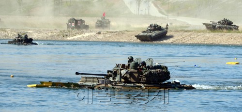 육군 제20기계화보병사단은 2일 오전 경기도 여주시 남한강에서 도하훈련을 실시해 K-21보병전투차량이 코브라 공격헬기의 엄호를 받으며 강을 건너고 있다.<br />김명섭 기자 msiron@
육군 제20기계화보병사단은 2일 오전 경기도 여주시 남한강에서 도하훈련을 실시해 K-21보병전투차량이 코브라 공격헬기의 엄호를 받으며 강을 건너고 있다.
김명섭 기자 msiron@
육군 제20기계화보병사단은 2일 오전 경기도 여주시 남한강에서 도하훈련을 실시했다. K-21보병전투차량이 코브라 공격헬기의 엄호를 받으며 강을 건너고 있다.  김명섭 기자/msiron@heraldm.com