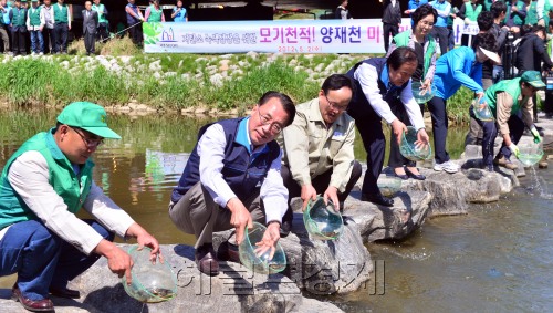 2일 오전 서초구 양재천(영동1교)에서 지구온난화로 인한 기후변화로 기승을 부리는 모기등 위해해충의 발생 및 서식을 막기위해 서초구청이 새마을방역봉사대 150여명이 참가한 가운데 발대식을 갖고 본격적인 방역활동으로 미꾸라지를 양재천에 붓고 있다.<br />이상섭 기자. babtong@heraldm.com 2012.05.02
2일 오전 서초구 양재천(영동1교)에서 지구온난화로 인한 기후변화로 기승을 부리는 모기등 위해해충의 발생 및 서식을 막기위해 서초구청이 새마을방역봉사대 150여명이 참가한 가운데 발대식을 갖고 본격적인 방역활동으로 미꾸라지를 양재천에 붓고 있다.
이상섭 기자. babtong@heraldm.com 2012.05.02
2일 오전 서초구 양재천(영동1교)에서 지구온난화로 인한 기후변화로 기승을 부리는 모기등 위해해충의 발생 및 서식을 막기위해 서초구청이 새마을방역봉사대 150여명이 참가한 가운데 발대식을 갖고 본격적인 방역활동으로 미꾸라지를 양재천에 붓고 있다.
이상섭 기자. babtong@heraldm.com 2012.05.02