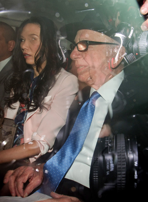 <YONHAP PHOTO-0977> Rupert Murdoch and his wife Wendi Deng leave their home in London, Thursday, April 26, 2012. Rupert Murdoch is due to attend the Leveson Inquiry into phone hacking. (AP Photo/Kirsty Wigglesworth)/2012-04-26 17:14:43/ <저작권자 ⓒ 1980-2012 ㈜연합뉴스. 무단 전재 재배포 금지.>
Rupert Murdoch and his wife Wendi Deng    AP-Yonhap News
