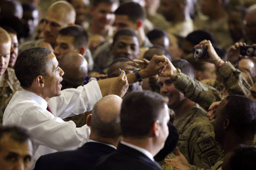 <YONHAP PHOTO-0161> President Barack Obama addresses troops at Bagram Air Field, Afghanistan, Wednesday, May 2, 2012. (AP Photo/Charles Dharapak)/2012-05-02 06:26:35/ <저작권자 ⓒ 1980-2012 ㈜연합뉴스. 무단 전재 재배포 금지.>
President Barack Obama addresses troops at Bagram Air Field, Afghanistan, Wednesday.  AP-Yonhap News