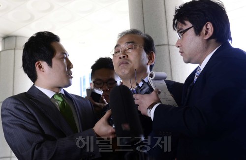 왕차관으로까지 불리던 핵심 실세 박영준 전 지식경제부 차관이 파이시티 인허가 로비 의혹과 관련해 자택과 사무실을 압수수색 당한 지 일주일 만인 2일 오전 서초동 대검찰청으로 소환되고 있다. 박해묵 기자/mook@heraldm.com
Former Vice Knowledge and Economy Minister Park Young-joon is surrounded by reporters on arrival at the Supreme Prosecutors’ Office in Seocho-dong, southern Seoul.    Park Hae-mook/The Korea Herald