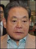 이건희(기업인, 국제기관단체인)
이건희<사진> 삼성전자 회장은 최근 상속재산 소송과 관련한 본인의 발언과 관련해 “사적인 문제로 개인 감정을 드러내 국민들에게 죄송하게 생각한다”고 말했다.