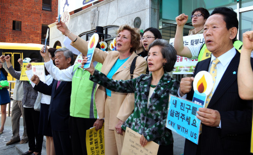 <YONHAP PHOTO-0636> 구호외치는 북송반대 집회 참석자들 (서울=연합뉴스) 박철홍 기자 = 30일 오후 서울 종로구 중국대사관 건너편에서 열린 마지막 탈북자 강제북송 반대 집회에서 참석자들이 구호를 외치고 있다. 2012.4.30 pch80@yna.co.kr/2012-04-30 15:51:12/ <저작권자 ⓒ 1980-2012 ㈜연합뉴스. 무단 전재 재배포 금지.>
Protestors call on China to stop repatriating North Korean defectors during a rally in front of the Chinese Embassy in Seoul on Monday. Participants include Rep. Park Sun-young (second from right) of the Liberty Forward Party and Suzanne Scholte (third from right), chairwoman of the U.S-based North Korea Freedom Coalition. Yonhap News