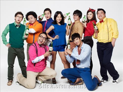Lee Hyo-ri (center) poses for a soju commercial in a blue dress for Lotte Liquor’s “Like the First Time” with comedians from KBS’s Gag Concert.  Lotte Liquor