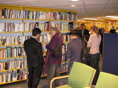 덴마크한국자료실 활용모습
Visitors look around a reading room on Korean culture and history, which opened at a library in Copenhagen on April 23. National Library of Korea
