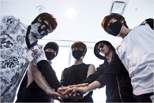 빅스타(가수)
또 하나의 신예 남성 아이돌그룹이 가요계 데뷔를 알렸다. 작곡가 겸 프로듀서, 브레이브엔터테인먼트의 수장 용감한 형제(본명 강동철)가 야심차게 내놓은 보이그룹. 빅스타가 그 주인공이다.