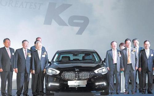 Chairman Chung Mong-koo (second from left) and other business leaders pose with the K9, Kia Motors’ first luxury premium sedan, at a launch ceremony in Seoul on Wednesday.
Park Hyun-koo/The Korea herald)Chairman Chung Mong-koo (second from left) and other business leaders pose with the K9, Kia Motors’ first luxury premium sedan, at a launch ceremony in Seoul on Wednesday.(Park Hyun-koo/The Korea herald)