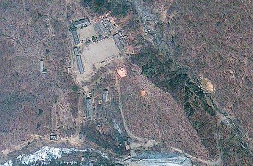 This April 18 satellite image provided by GeoEye appears to show a train of mining carts at the lower center of the frame and other preparations under way at North Korea’s Punggye-ri nuclear test site. (AP-Yonhap News)