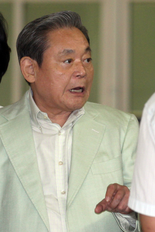 이건희(기업인, 국제기관단체인)
이건희 삼성전자 회장이 한달간 유럽 출장길에 올랐다. 삼성가 재산상속 소송 국면을 뒤로한채 글로벌경기 위기의 진앙지인 유럽에서 신경영 해답을 찾기 위한 여정이다.