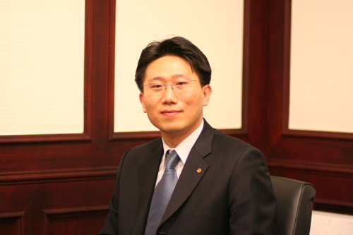 임주혁(금융인)
임주혁 한화증권 르네상스 지점 부지점장은 이 회사가 전략적으로 키운 1호 프라이빗 뱅커(PB)다.