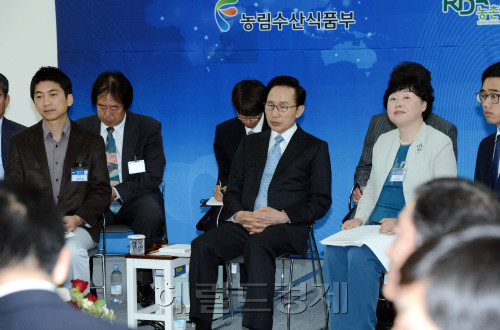 3일 이명박대통령이 경기도 농업진흥청을 방문 비상경제대책회의를 주재하고 있다. / 정희조기자 checho@ 2012.05.03
3일 이명박대통령이 경기도 농업진흥청을 방문 비상경제대책회의를 주재하고 있다. / 정희조기자 checho@ 2012.05.03
3일 이명박 대통령이 경기도 농업진흥청을 방문, 비상경제대책회의를 주재하고 있다. 이날 이 대통령은 “비상체제로 전환해 지나친 경제불안감이 없도록 해야 한다”고 말했다.  정희조 기자/checho@heraldm.com