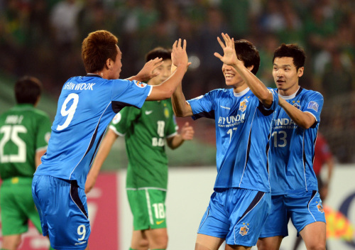 <YONHAP PHOTO-1480> (120502) -- BEIJING, May 2, 2012 (Xinhua) -- Kim Shin Wook (L, Front) of South Korea's Ulsan Hyundai celebrates with his teammates after scoring during the AFC Champions League Group F match against China's Beijing Guoan, in Beijing, China, May 2, 2012. Beijing lost 2-3. (Xinhua/Guo Yong) (hy)/2012-05-02 23:02:33/ <저작권자 ⓒ 1980-2012 ㈜연합뉴스. 무단 전재 재배포 금지.>
Ulsan’s Kim Shin-wook (left) celebrates his goal against Beijing Guoan.  Xinhua-Yonhap News