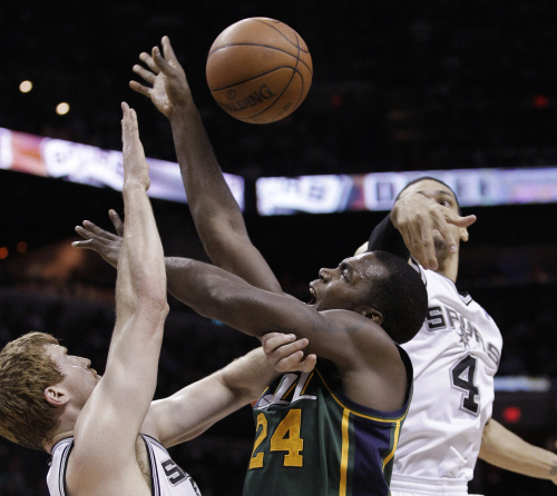 <YONHAP PHOTO-0512> Utah Jazz's Paul Millsap (24) works between San Antonio Spurs' Matt Bonner, left, and Danny Green during the second quarter of Game 2 of a first-round NBA basketball playoff series, Wednesday, May 2, 2012, in San Antonio. (AP Photo/Eric Gay)/2012-05-03 09:25:19/ <저작권자 ⓒ 1980-2012 ㈜연합뉴스. 무단 전재 재배포 금지.>
Utah Jazz forward Paul Millsap rises for a shot against the San Antonio Spurs.  AP-Yonhap News