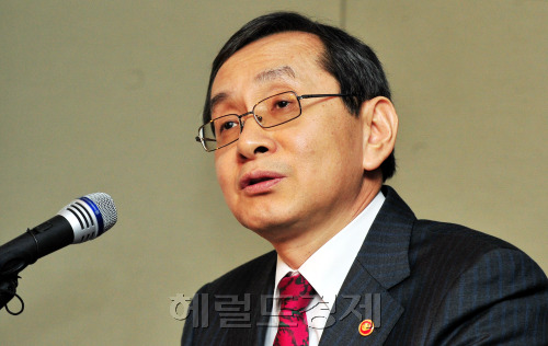 김동수 공정거래위원장이 1일 여의도 63빌딩에서 열린 상장회사 감사회 상장회사 CFO포럼에서 "중소기업, 대기업, 소비자가 모두 공감하는" 2012년 공정거래 정책방향을 설명하고 있다. 박현구 기자phko@heraldm.com 2012.02.01