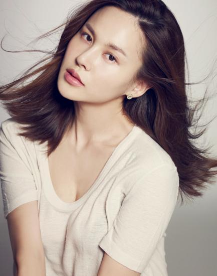 아이비(가수)
가수 아이비가 오랜만에 무대로 돌아왔다. 약 2년 6개월 만의 컴백이다.