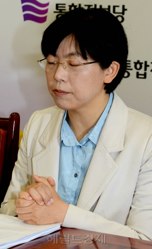 통합진보당의 비례대표 부정선거 의혹이 사실로 밝혀지면서 3일 오전 국회에서 공동대표 회의를 갖고 있다. 박현구 기자phko@heraldm.com 2012.05.03
통합진보당의 비례대표 부정선거 의혹이 사실로 밝혀지면서 3일 오전 국회에서 공동대표 회의를 갖고 있다. 박현구 기자phko@heraldm.com 2012.05.03
통합진보당 내 최대 세력 당권파인 이정희 공동 대표가 3일 국회에서 열린 기자회견에서 두 손을 모은 채 눈을 꼭 감고 있다. 이 대표는 이날 회견에서 비례대표 부정 선거와 관련해 “정치적ㆍ도의적으로 모든 책임을 지겠다”고 했지만, 당내 복잡한 세력구도 탓인지 대표직 사퇴를 밝히지는 않았다.  박현구 기자/phko@heraldm.com