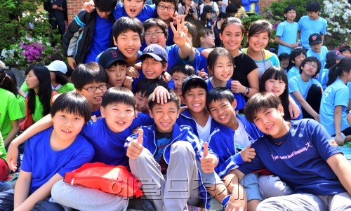 3일 오전 서울 노원구 중계본동에 소재한 불암초등학교에서 교환학생으로 한국에 온 필리핀초등학생 40명을 포함한 학생들이 운동회를 하며 즐거운 시간을 보내고 있다.<br />이상섭 기자. babtong@heraldm.com 2012.05.03
3일 오전 서울 노원구 중계본동에 소재한 불암초등학교에서 교환학생으로 한국에 온 필리핀초등학생 40명을 포함한 학생들이 운동회를 하며 즐거운 시간을 보내고 있다.
이상섭 기자. babtong@heraldm.com 2012.05.03