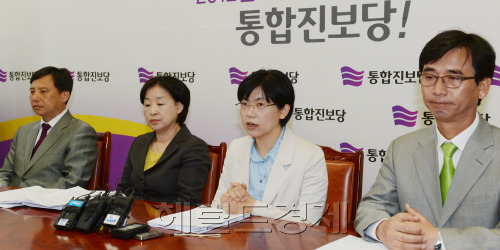 통합진보당의 비례대표 부정선거 의혹이 사실로 밝혀지면서 3일 오전 국회에서 공동대표 회의를 갖고 있다. 박현구 기자phko@heraldm.com 2012.05.03
Unified Progressive Party co-chair Lee Jung-hee (center) addresses a news conference on Thursday. She is flanked by two other co-heads, Rhyu Shi-min (right) and Sim Sang-jeong. Park Hyun-koo/The Korea Herald