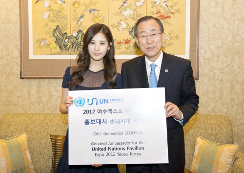 서현(가수/소속그룹-소녀시대)/반기문(국제기관단체인, 전 정무직공무원)
<YONHAP PHOTO-0573> 소녀시대 서현, 여수엑스포 유엔관 홍보대사 위촉 (여수=연합뉴스) 오는 12일 개막하는 2012 여수엑스포 유엔관은 소녀시대 서현을 여수엑스포 유엔관 홍보대사로 임명했다고 밝혔다. 서현의 홍보대사 위촉식은 지난 3월 말, 반기문 사무총장의 핵안보정상회의 참석 중에 이루어졌다. 위촉식에 앞서 유엔관 전시 내용과 취지에 대해 진지하게 듣고 난 서현은 “해양 환경의 중요성을 더 많은 분들에게 알릴 수 있도록, 힘을 보태겠다.”며 홍보대사로서의 각오를 밝혔다. 2012.5.3 << 여수엑스포 >> jobo@yna.co.kr/2012-05-03 10:25:42/ <저작권자 ⓒ 1980-2012 ㈜연합뉴스. 무단 전재 재배포 금지.>
Girls’ Generation member Seohyun poses with U.N. Secretary General Ban Ki-moon after being named the goodwill ambassador for the U.N. Pavilion at the 2012 Yeosu Expo, which will open in Yeosu, South Jeolla Province, on May 12. Yeosu Expo Organizing Committee